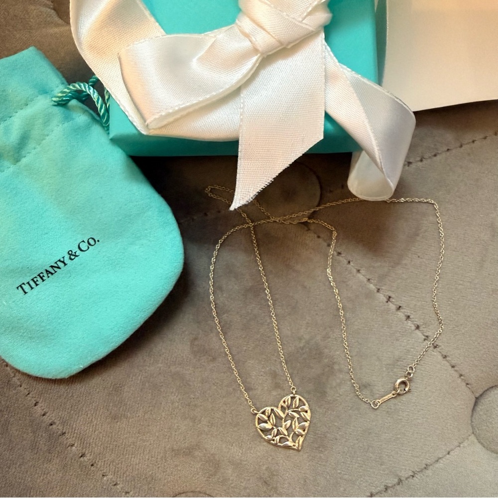Tiffany & Co. Sterling Silver Paloma Picasso
Olive Leaf Heart Pendant Necklace